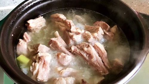 做法:羊肉洗凈切塊,放砂鍋中加水煮至七成熟