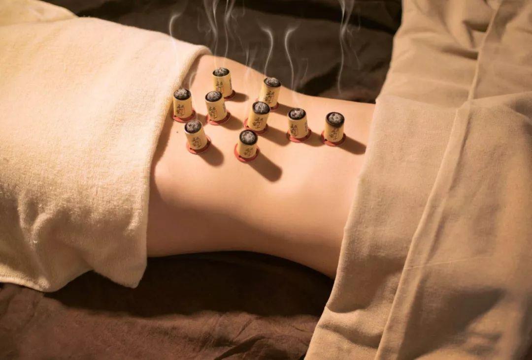艾灸被很多人熟知,但其實(shí)在古代的時(shí)候,為了治病大家可能是還沒(méi)有考慮到這個(gè)問(wèn)題